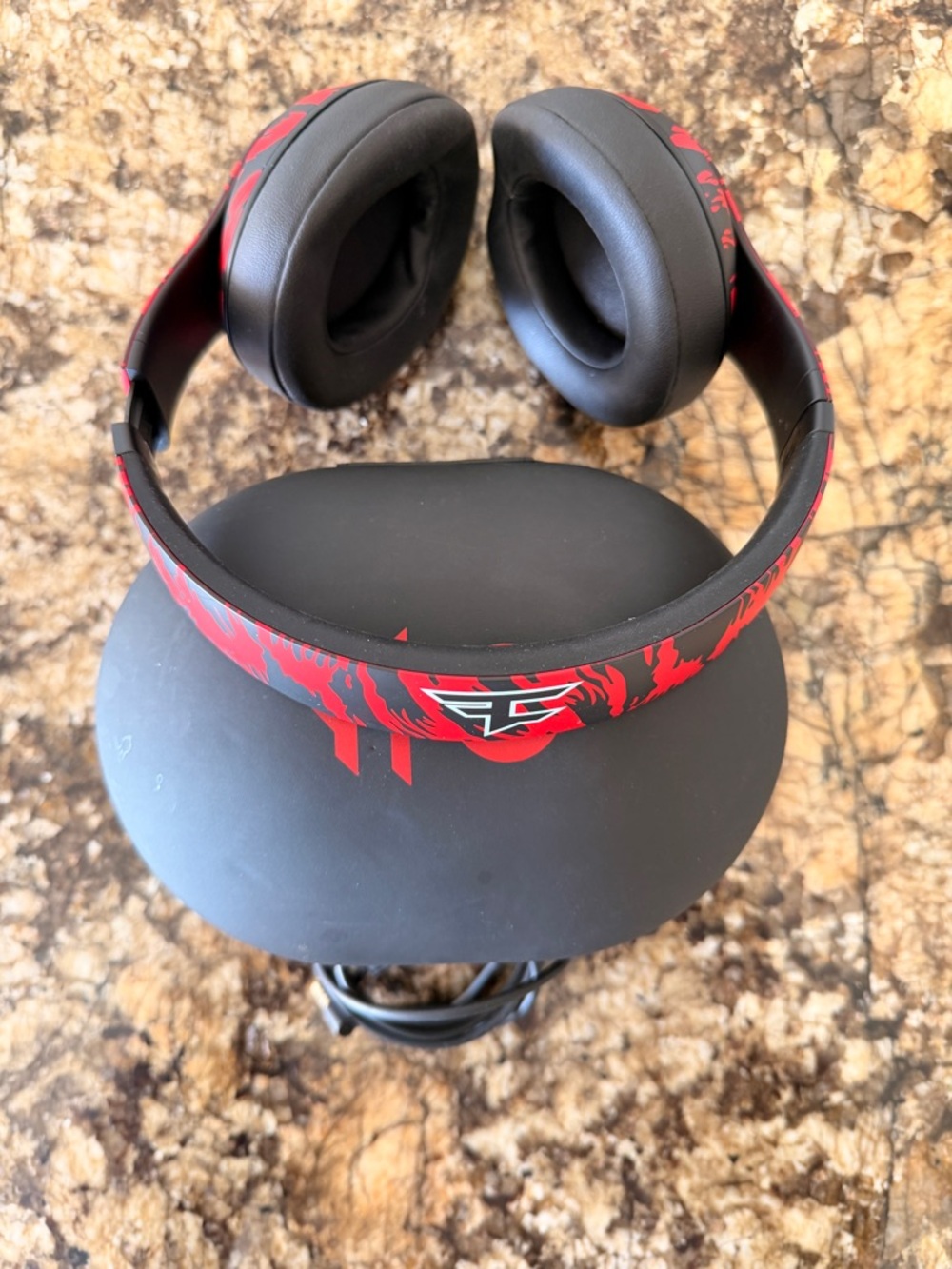 Studio3 Wireless Headphones - Red & Black FaZe Clan Edition - Picture 3 of 3